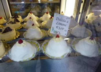 lemon dessert in Positano bakery