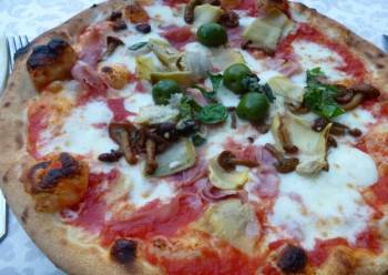 Pizza capricciosa in Amalfi